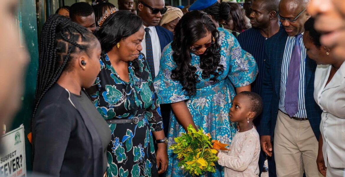 Young child welcomes her Excellency at the unveiling of additional facilities for the Health Insurance Programme